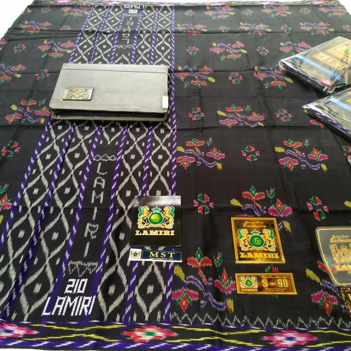 Gambar Sarung lamiri original full sutra motif kembang lengkap logo - Hitam dari @nggunfashion95 undefined Tokopedia
