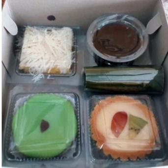 Gambar Snack Box Kue Basah Jajanan Pasar Paket Snack Box - PAKET I dari universalmartsurabaya undefined Tokopedia