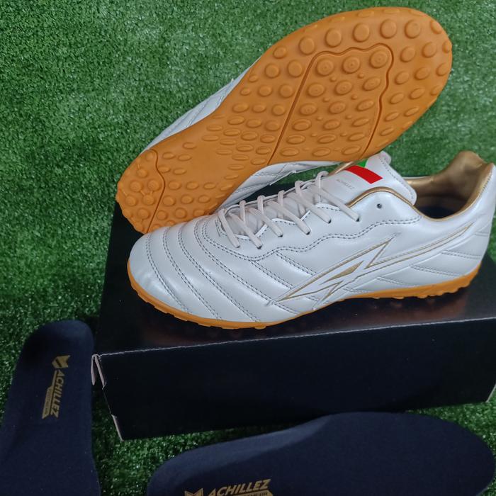 Gambar sepatu mini soccer ACHILLEZ SUBJUGATOR1 turf series - white-gold, 39 dari Achillez footwear undefined Tokopedia