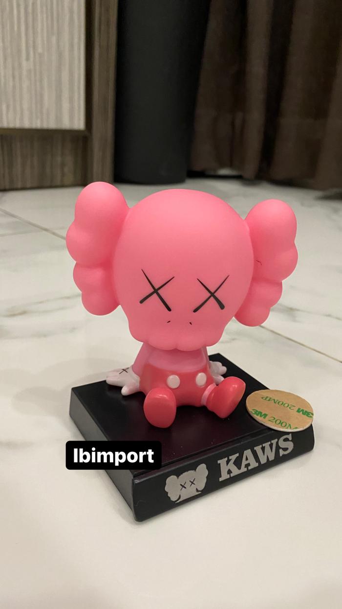 Gambar Kaws Phone Holder Lucu Dekorasi Hias Mobil Rumah Premium Cute Figure - Merah Muda dari IBimport undefined Tokopedia