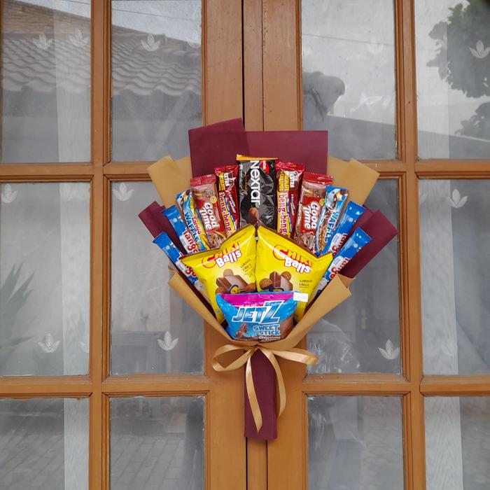 Gambar Bouquet snack / bucket snack wisuda murah - maroon coklat dari AJD Florist undefined Tokopedia