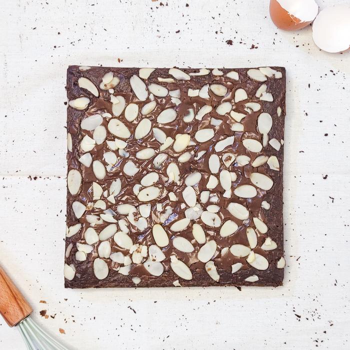 Gambar Fudgy Brownies 20x20 cm / Brownies Panggang / Bronis / Felix Straykids - Almond, Kering dari Klars Patisserie undefined Tokopedia