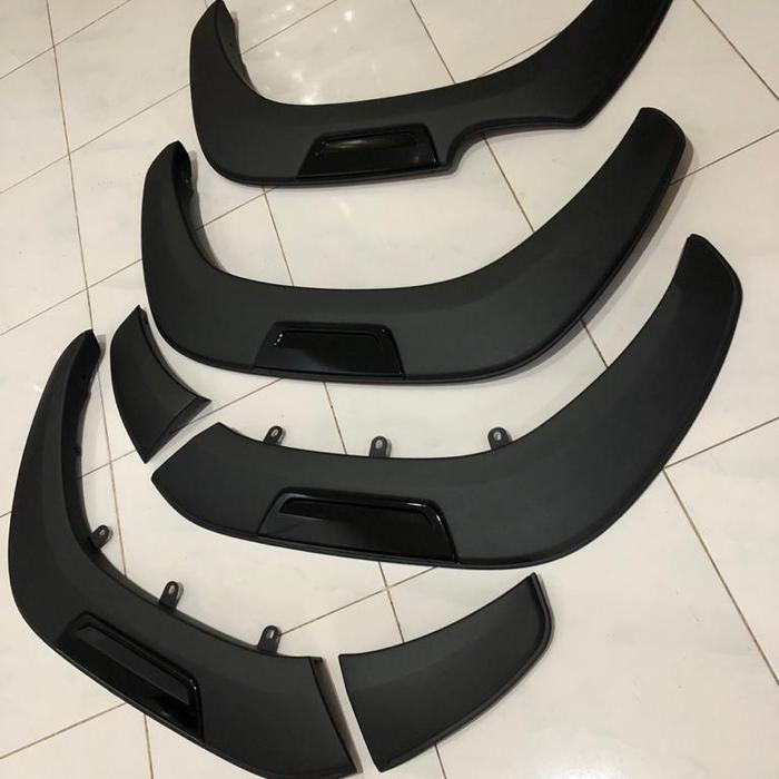 Gambar Over Fender Toyota Hilux Revo double cabin / Overfender Hilux Revo - hitam glossy dari otomotifbar undefined Tokopedia