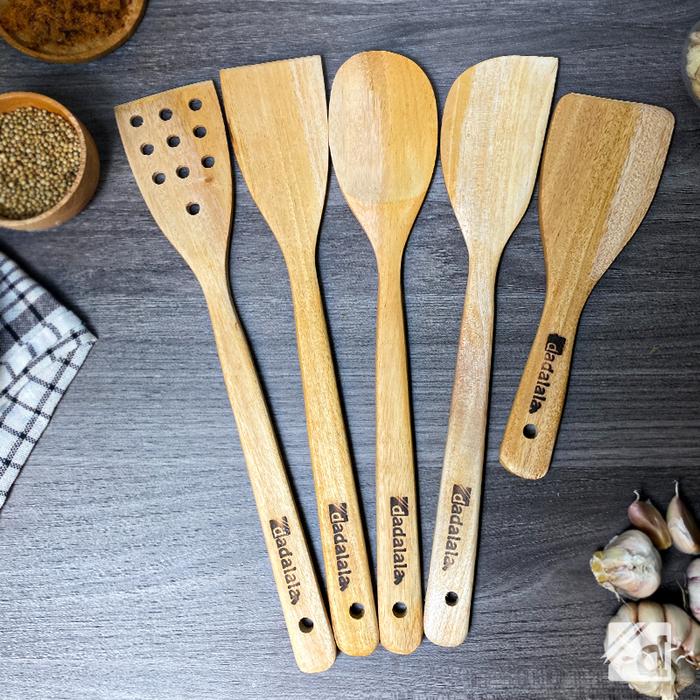 Gambar (SET ISI 5) Spatula, Sutil, Sendok Sayur, Centong, Solet, Sepatul Kayu - Mahoni dari Dadalala undefined Tokopedia