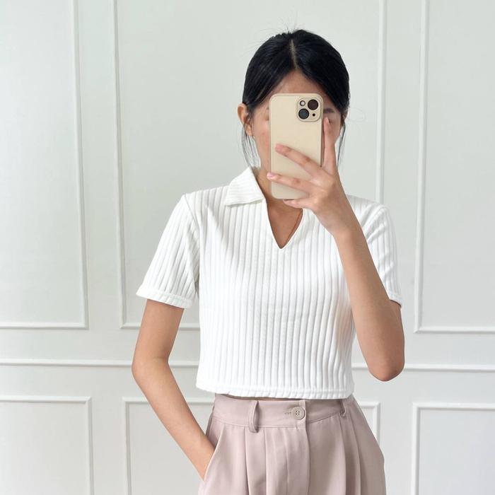 Gambar Kaos Polo Crop Knit Rib Premium - Baju Polos V-neck Wanita - Lily Top - Putih dari Yola Outfit undefined Tokopedia