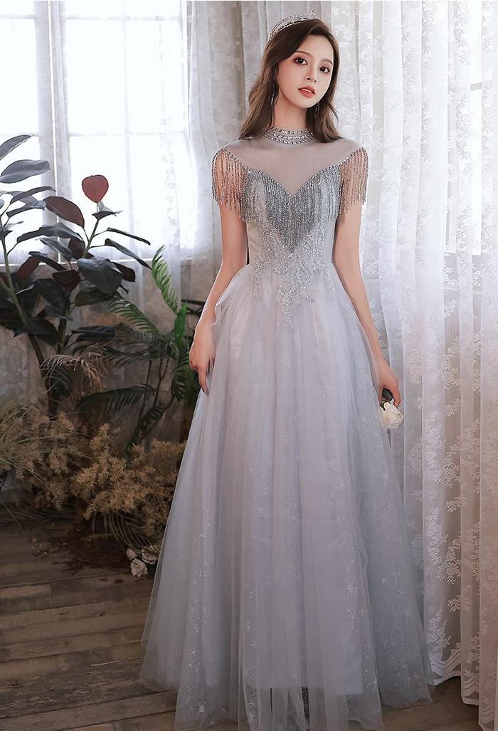 dress warna silver Dress Aline dengan kain brokat nuansa warna Silver ,perpaduan antara kain  brokat dan maksmara dengan tambahan di taburi payet dibagian belt menambah  dress ini terlihat semakin Cantik ya dear  MADE BY