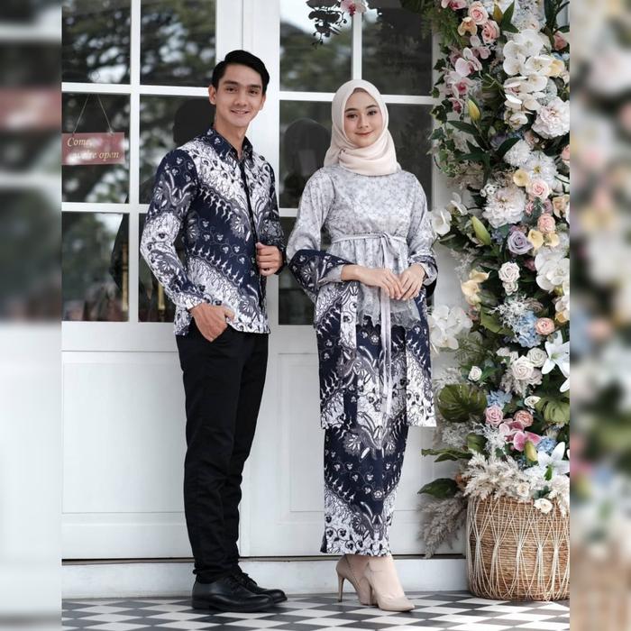 Gambar Kebaya batik couple nawang Kebaya wisuda Kebaya lamaran - navy - Kebaya Couple, M dari danin_collection undefined Tokopedia