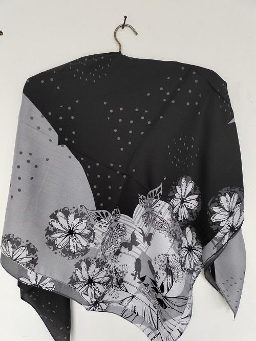 Gambar UMAMA SCARF HIJAB MOTIF OSAKA - JILBAB SEGIEMPAT - Hitam dari SummyCollections undefined Tokopedia