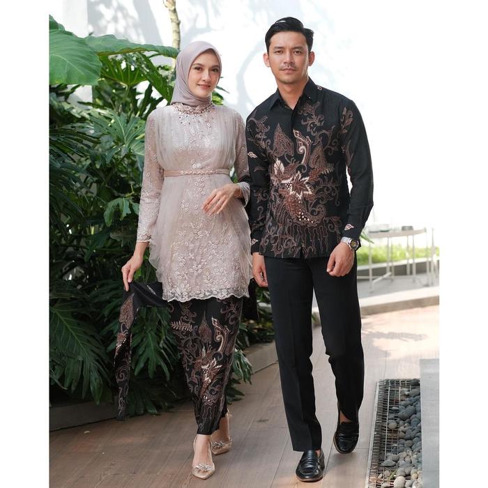 Gambar Batik Couple Kebaya Alin Brokat Tulle Payet Mutiara Mix Satin Halus - Nude, Couple XL dari Murai Collection undefined Tokopedia