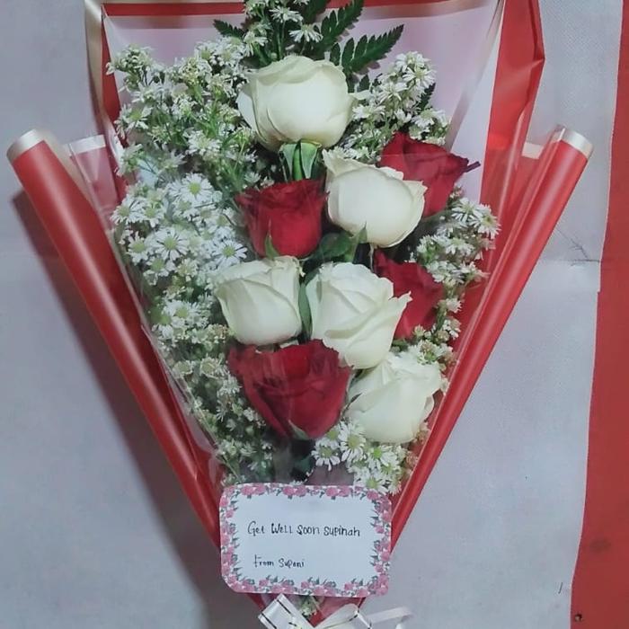 Gambar bunga bucket asli mawar putih dan merah dari TOKO BUNGA BERKAH undefined Tokopedia