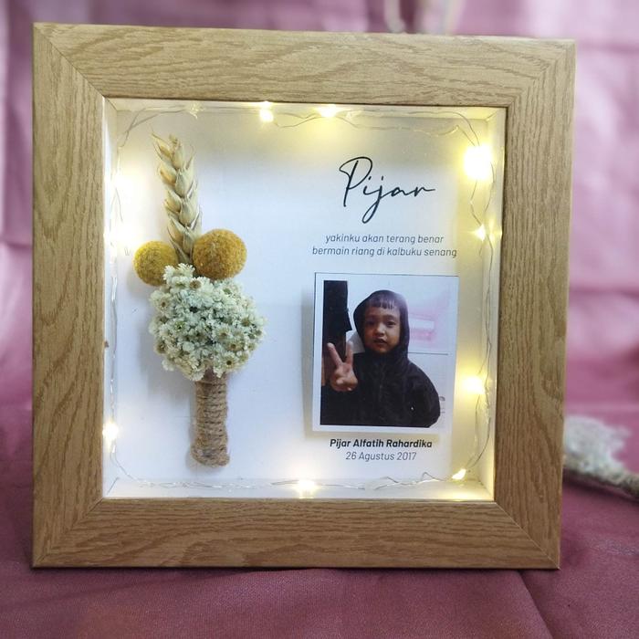 Gambar Frame souvenir Pigura 3D Bingkai Buket 15 x 15cm, Bunga Kering Custom - Kayu Natural dari ruang pijar undefined Tokopedia