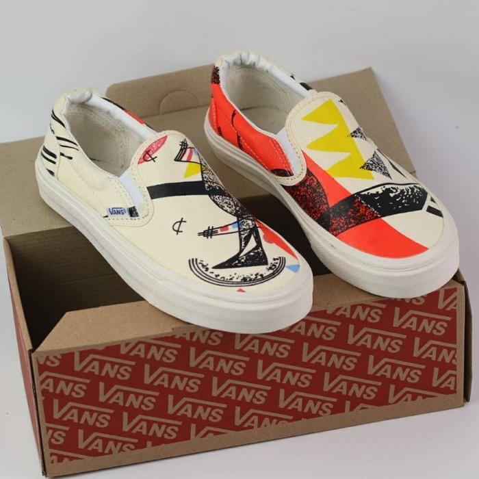 Gambar Sepatu Unisex Vans Slip On X MoMa - Krem, 35 dari Allstarshoes.ID undefined Tokopedia
