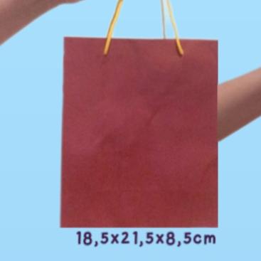 Gambar Paper Bag Merah Polos Siap Pakai / PaperBag Warna Merah Perlusin - 18,5X21,5X8,5CM dari PaperBack888 undefined Tokopedia