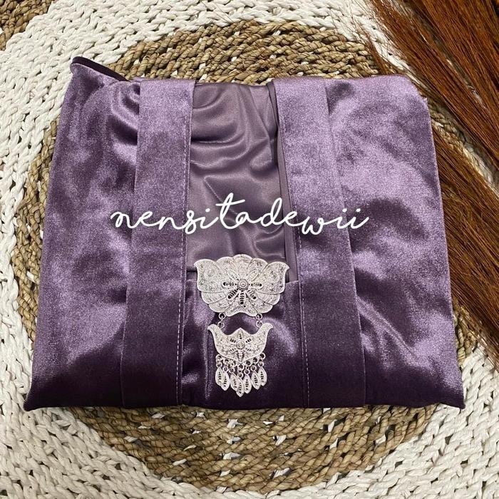 Gambar [Bridesmaid] Kebaya Bludru Kutubaru + Jarik Instan, Motif Lengkap - Ungu Taro, L dari Nensitadewi Wedding undefined Tokopedia