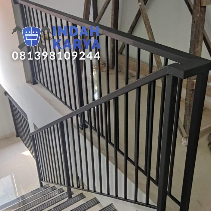 Gambar railing tangga minimalis modern handel kayu - handrail besi dari Indah Karya Las undefined Tokopedia