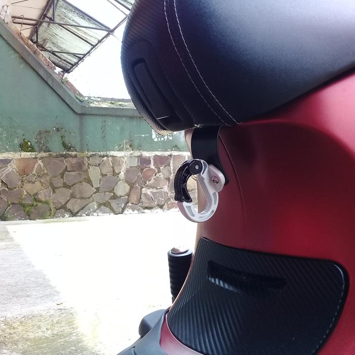 Gambar Hook/Gantungan Barang Buat Vespa Matic Modern - Hitam, Prmavera/Sprint dari Racing Sport_NEW undefined Tokopedia