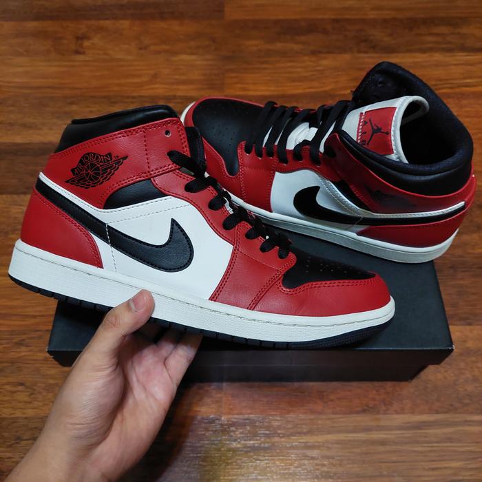 Air Jordan Mid Chicago Black Toe Sneakers Authentic 1000