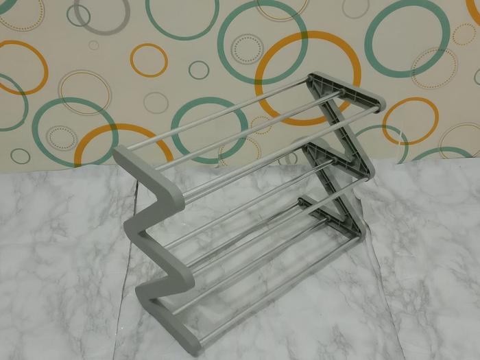 Gambar Shenar Z SHAPE SHOE RACK 4 SUSUN RAK SEPATU ZIGZAG Bahan Plastik dan Besi Ukuran 45x19x51cm Desain Multi-Layer Hemat Ruang - 3 SUSUN ABU, PACK INSTAN dari Grosir Kosmetik Yogya12 undefined Tokopedia