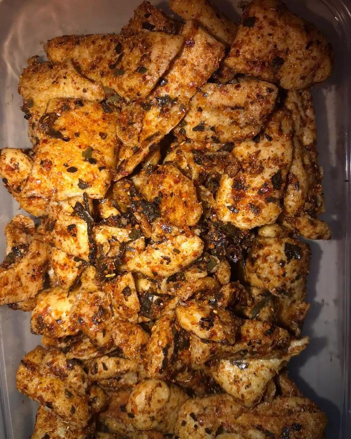 Gambar cemilan pedas/otak otak kriuk pedas daun jeruk 100 gram dari Tokomimadaniel undefined Tokopedia