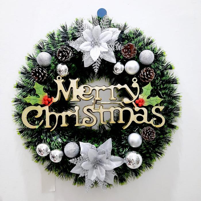 Gambar Krans Natal Besar Christmas Wreath Hiasan Bunga Gantungan Pintu Natal - KRANS 45cm SILV dari MadisonShop undefined Tokopedia