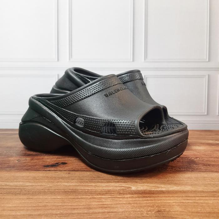 Gambar CROCS X BALENC*AGA/SENDAL CROCS X BALENC*AGA/SENDAL CROCS WANITA - Hitam, 36 dari SUPER SNEAKER undefined Tokopedia