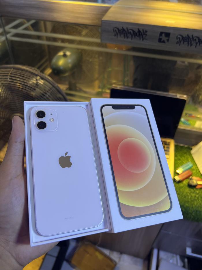 専用出品中。アクセサリ付きiPhone12 ホワイト64GB 箱ほか付属品付