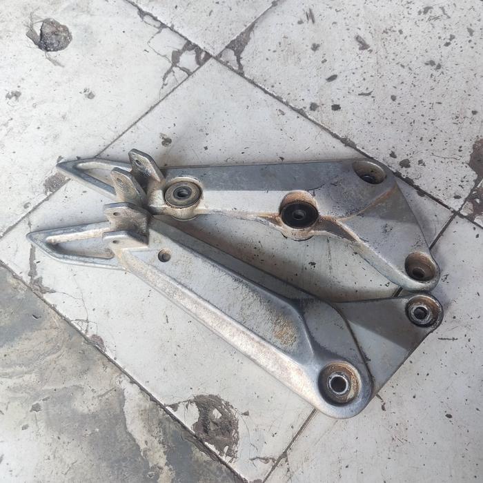 Gambar dudukan foot step footstep belakang kanan kiri smash old ori original - sepasang dari deni. part undefined Tokopedia