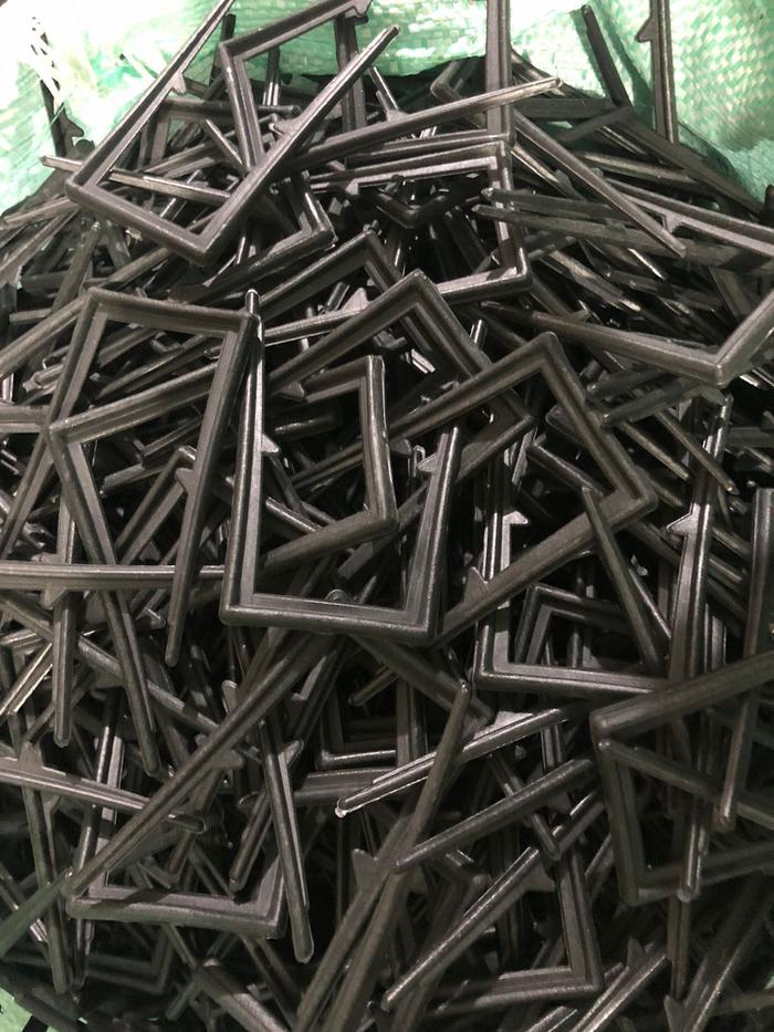 Gambar 1 kg - Pasak Penjepit Mulsa / Sujen / Tusuk Plastik Mulsa 9cm x 5cm - Hitam dari Grosir Netpot undefined Tokopedia