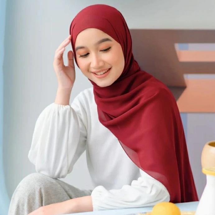 Gambar Pashmina Ceruty Babydoll Premium || Pashmina Tanpa Tali SERI 2 - Maron dari AkasaHijab undefined Tokopedia