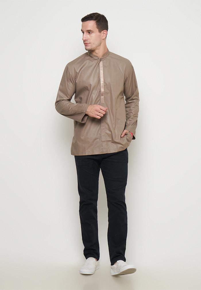 Gambar Koko Dewasa Saku Kiri Kanan / Koko Preview by Itang Yunasz - S dari ALFAUZI COLLECTION Kota Administrasi Jakarta Barat Tokopedia