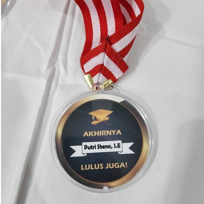 Gambar Medali / Mendali Wisuda Graduation dan Ulang Tahun free custom tulisan - Wisuda 1, + Box Medali dari sulaiman trophy undefined Tokopedia