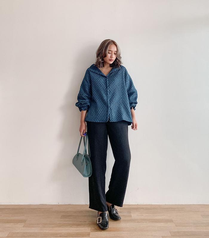 Gambar HYE BLOUSE - Benang Hijab - Blouse Wanita Lengan Panjang - Navy, All Size dari Benang Hijab undefined Tokopedia