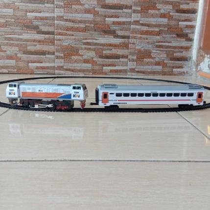 Gambar mainan Kereta Api Indonesia miniatur Kereta Api Gerbong Dan Lokomotif - set strip-ornge dari L@KUL@RISTORE undefined Tokopedia