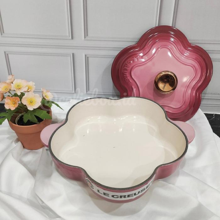 Gambar Le creuset Flower Cocotte 20cm - Shallow berry dari Celiebox undefined Tokopedia