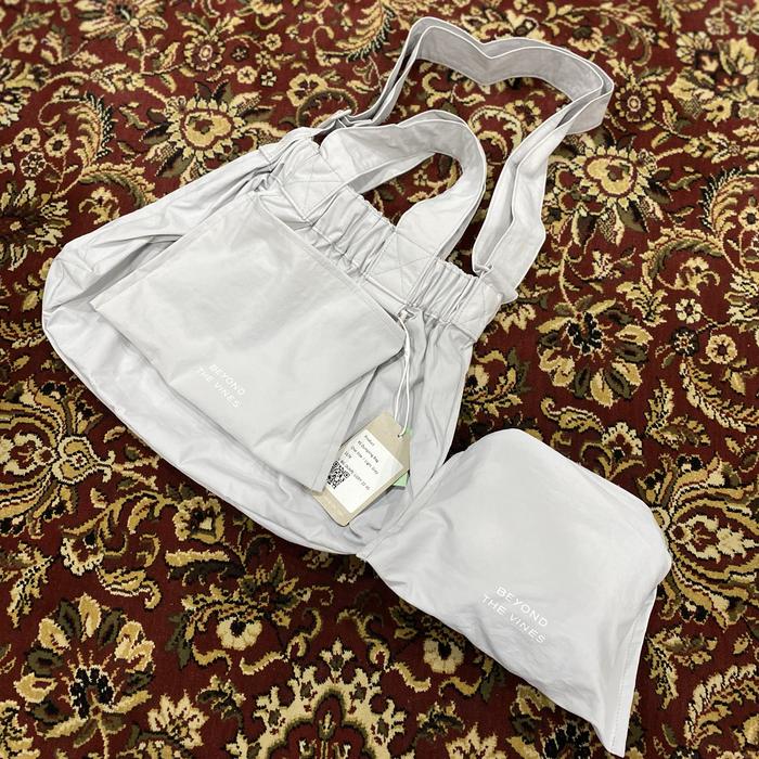 Gambar NEW Beyond The Vines XS / M Dumpling Bag - Light Grey, XS dari sebelahsinishop undefined Tokopedia