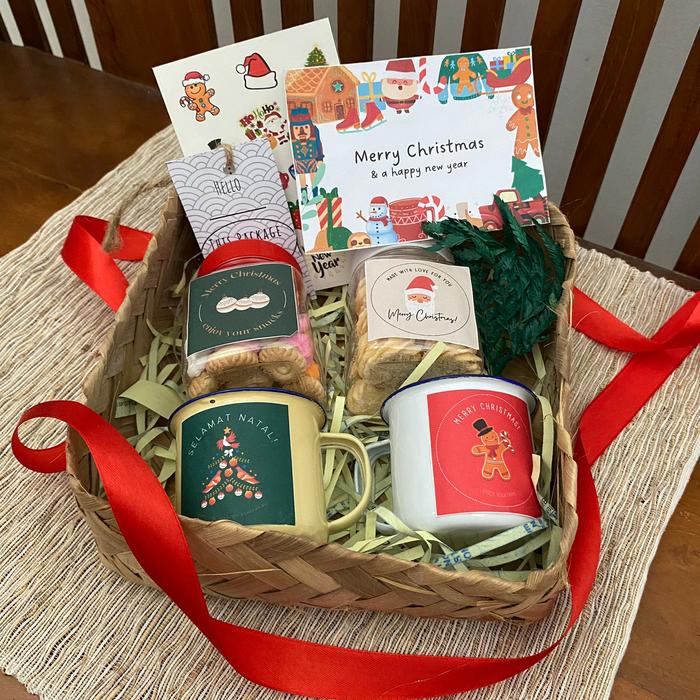 Gambar Hampers Cristmas Gift (Mug+Cookies) FREE GREETING CARD+STICKER - A dari the hij.fav undefined Tokopedia