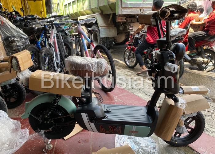Gambar Sepeda Listrik Electric Bike Element Ion Three - Black Green dari bikethusiasm undefined Tokopedia