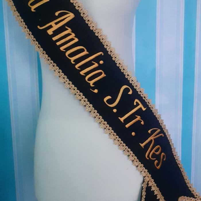 Gambar selempang wisuda bordir sehari jadi - Hitam, 1 pcs dari selempang wisuda bogor undefined Tokopedia
