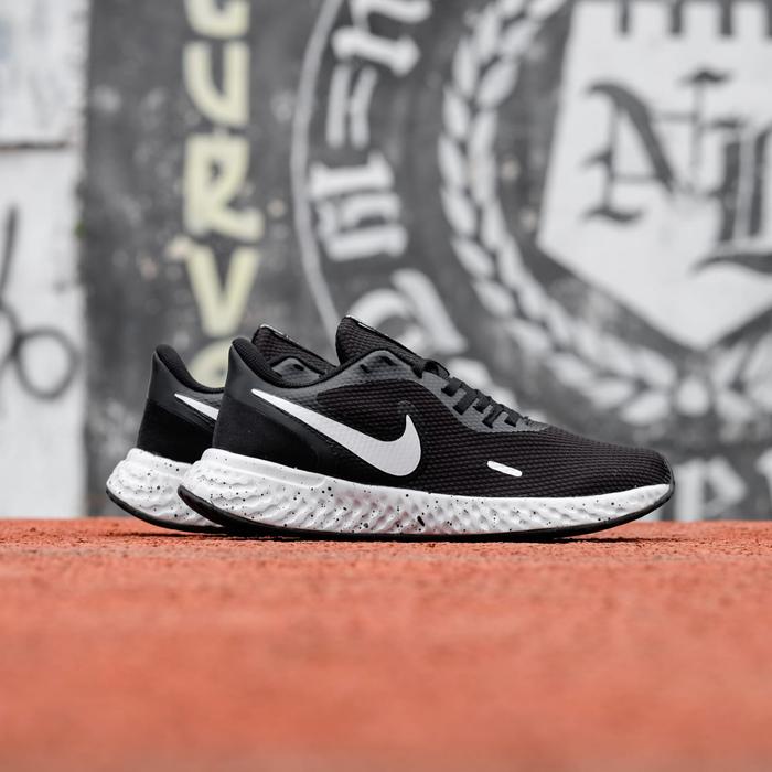 NIKE REVOLUTION BLACK WHITE SOL SPRINKLE ORIGINAL 40 di Trijayashoes  Tokopedia
