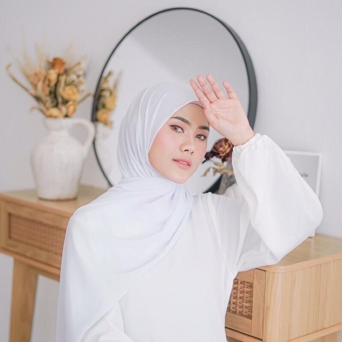 Gambar PASHMINA CERUTY BABY DOLL PREMIUM 175x75 (PART 1) - Putih dari hijabbyintanaa undefined Tokopedia