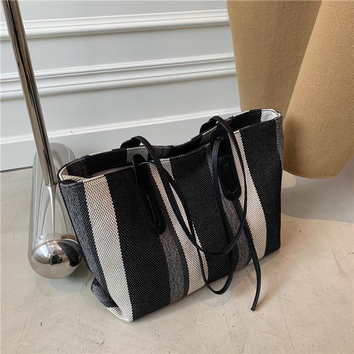 Gambar GUDANG TAS - TOTE BAG IMPORT KANVAS SELEMPANG WANITA HITAM BIRU MUDA - Hitam dari TOKO CANTIK BERSAMA_NEW undefined Tokopedia