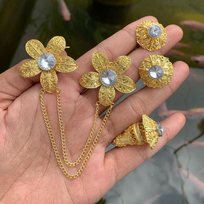 Gambar Shandra Jewelry - Set Bross Kancing Jepun Emas Alpaka Kebaya Hijab - Putih dari Shandra Bali undefined Tokopedia