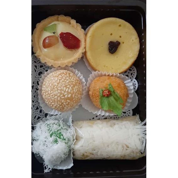 Gambar Snack Box Kue Basah Jajanan Pasar Paket Snack Box - PAKET H dari universalmartsurabaya undefined Tokopedia