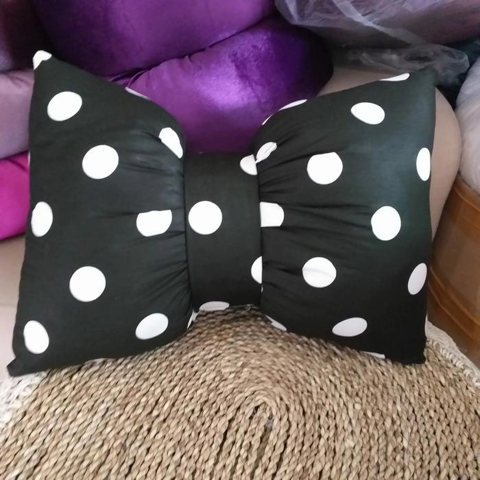 Gambar Bantal Pita/Bantal Ruang Tamu/Bantal Sofa/Bantal Kursi - Polkadot Putih dari Juragan Bantal 888 undefined Tokopedia