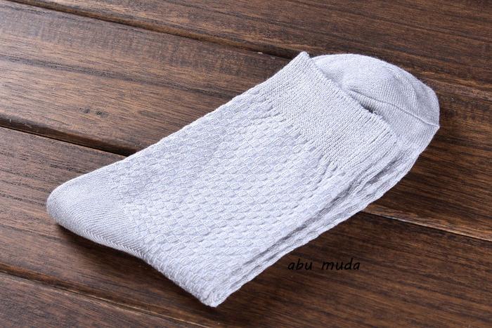 Gambar kaos kaki pria serat arang bambu Kaos Kaki Kerja Antibakteri W03 - Abu-abu Muda dari Dezenna undefined Tokopedia