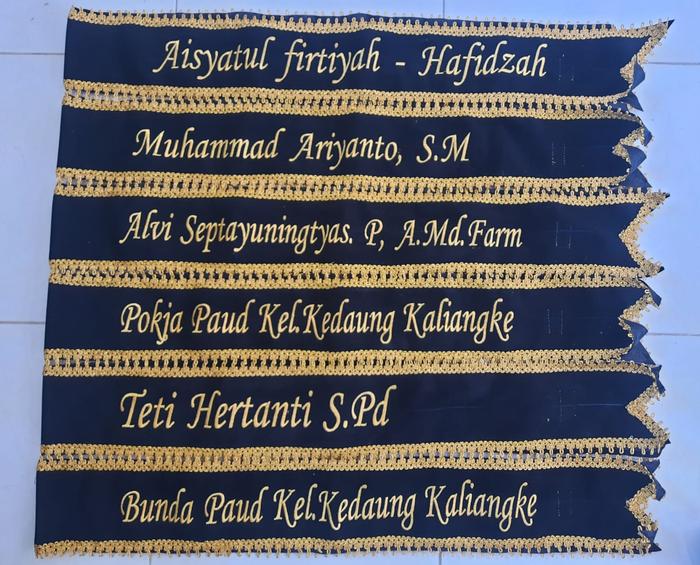 Gambar Selempang Sash Wisuda Bordir Bahan Beludru Custom Nama Sehari Jadi - Renda dari Selempang Bombastis undefined Tokopedia