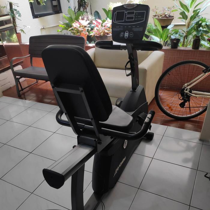 Jual Life Fitness Recumbent Bike R1 