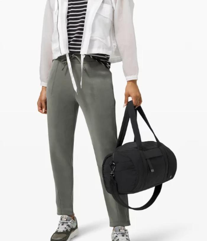 Gambar Lululemon On My Level Barrel Bag 16L (Tas Olahraga) - Chrome dari DOOgether undefined Tokopedia