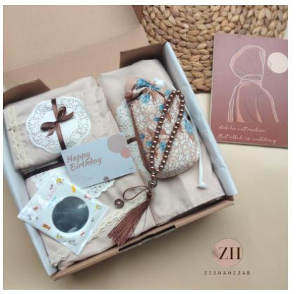 Gambar Hampers Mukena Premium Renda / Paket Alat Sholat/ Gift Box Lebaran - CREAM dari YukiiiShop undefined Tokopedia
