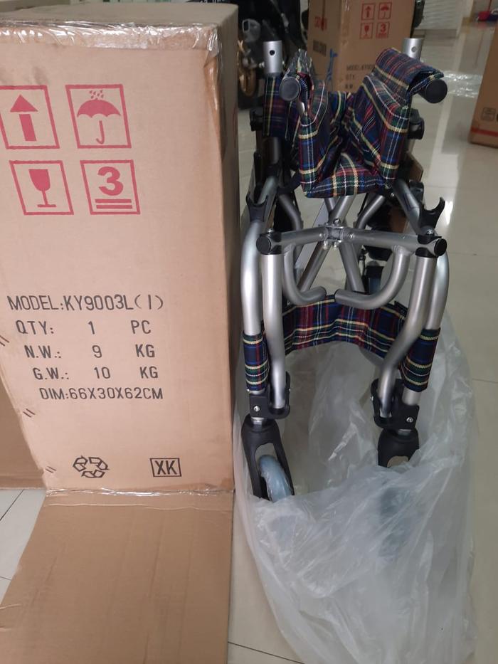 Gambar Kursi Roda Traveling Aluminium Crown KY9003L KY 9003 L - Biru Tua dari Citra Jaya Medical undefined Tokopedia